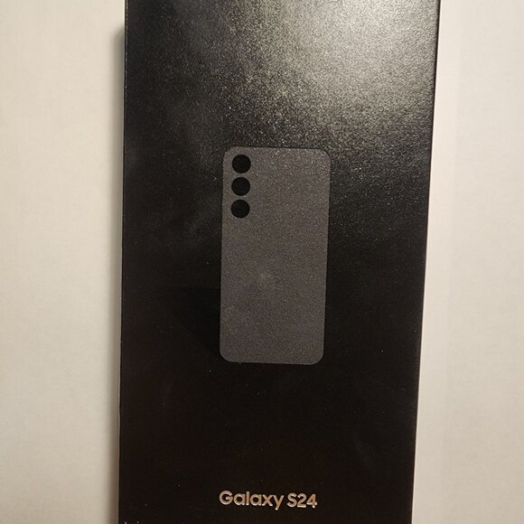 The S24 has a 6.2-inch Dynamic AMOLED 2X display - Picture 1 of 3